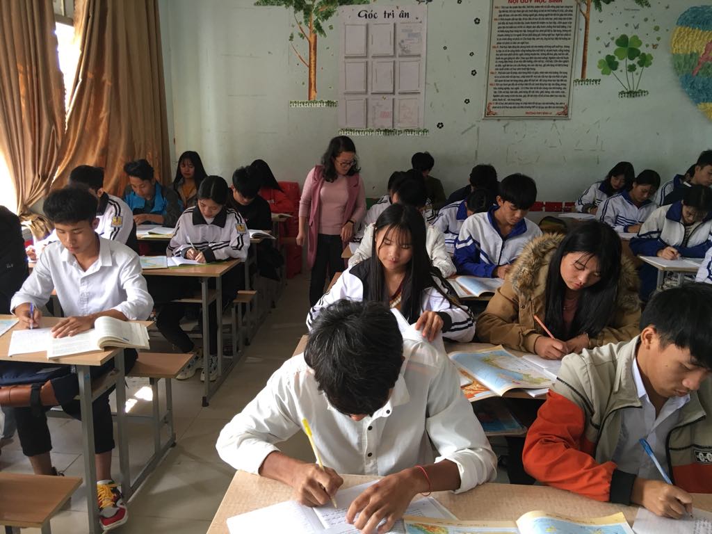 Giờ học địa lý của lớp 12A1, trường THPT Bình Lư